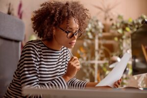 Femme sui étudie un dossier kitchendream